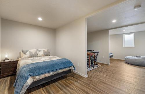 Cascade House | Bogie Bungalow - Walk to lake, bar & restaurant - Near golf course - AC - Fireplace - Pet Ok