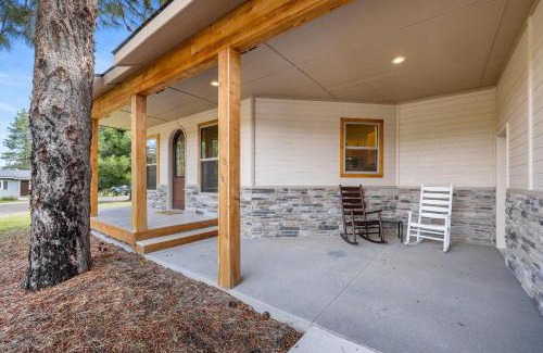 Cascade House | Bogie Bungalow - Walk to lake, bar & restaurant - Near golf course - AC - Fireplace - Pet Ok