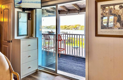 Atlantic Beach Condo | Bogue Shores Studio - Sound Front Porch and Beach Access All-in-One!