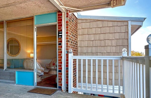 Atlantic Beach Condo | Bogue Shores Studio - Sound Front Porch and Beach Access All-in-One!