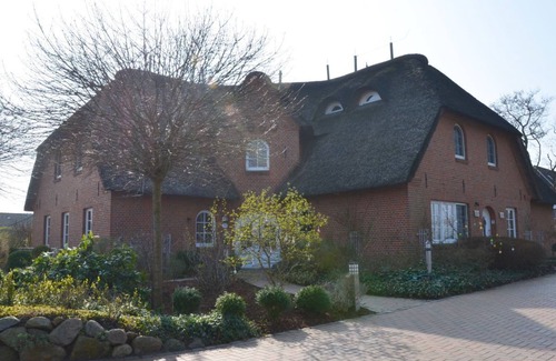 St. Peter-Ording Condo | Böhler Butendiek - 5-star vacation apartment under thatch (pet-friendly)