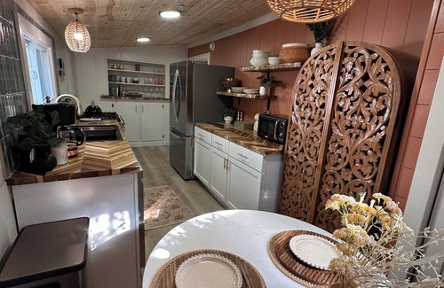 Manistee House | Boho 1-bedroom house with WiFi, AC in downtown Manistee