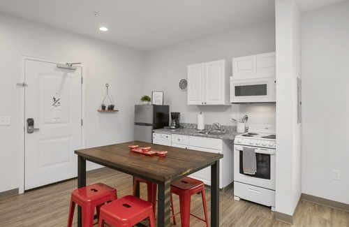 Historic Edgefield Apartment | BOHO 4b Suite in East! 8 m in -> DT!