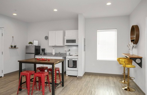 Historic Edgefield Apartment | BOHO 4b Suite in East! 8 m in -> DT!