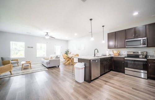 Navarre House | Boho Beach Retreat - 8Mins to Beach + FishingPier