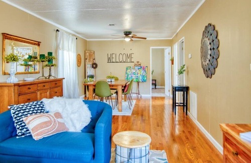 Bristol House | BOHO Broad! Close to CASINO! PET friendly, fenced yard!