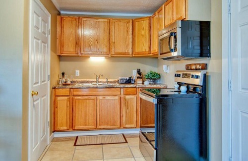 Bristol House | BOHO Broad! Close to CASINO! PET friendly, fenced yard!