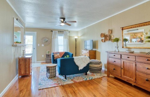 Bristol House | BOHO Broad! Close to CASINO! PET friendly, fenced yard!