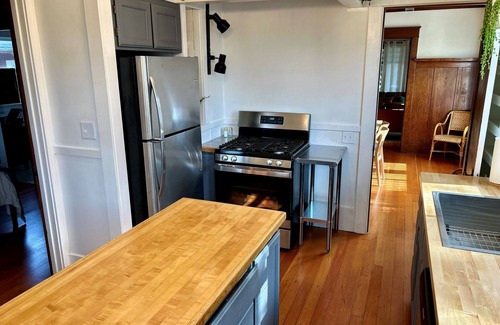 Eureka House | Boho Bungalow! King Bed-Full Backyard-Washer-Dryer-Fast WiFi!