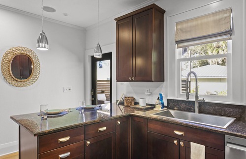 Tampa Heights House | Boho Bungalow - Walkable to Armature Works