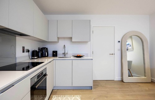Stratford Apartment | Boho-Chic Escape, by Veeve