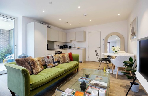 Stratford Apartment | Boho-Chic Escape, by Veeve