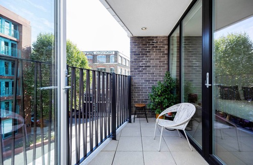 Stratford Apartment | Boho-Chic Escape, by Veeve