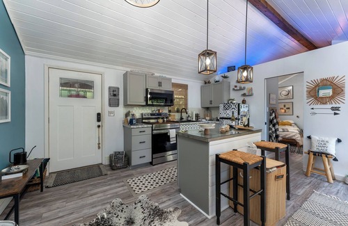 Spruce Pine Cabin | Boho Chic Retreat! Hot Tub+Fire Pit! Nearby Spruce Pine & Blue Ridge Parkway!