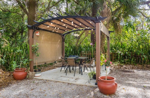 Fort Myers River District Apartment | Boho getaway - walkable to downtown Fort Myers!