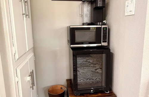 Casa De Oro Apartment | Boho Haven Studio @Central PHX Private Patio Wi-Fi +Hot Tub +Pool+EV charging
