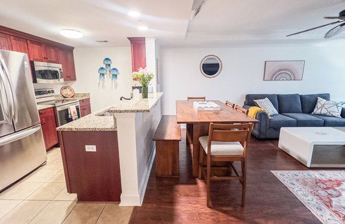 Savannah Beach Condo | Boho-inspired condo easy walk to beach/pier, best restaurants, shops