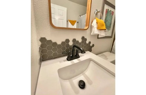 South End House | Boho Trails - 2 bed (1 BDRM) laundry&fenced yrd - close to great hikes