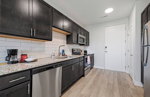 St. Peters Apartment | Bold 1317 I Studio I Free Parking I Pool I Gym