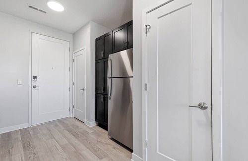St. Peters Apartment | Bold 1317 I Studio I Free Parking I Pool I Gym