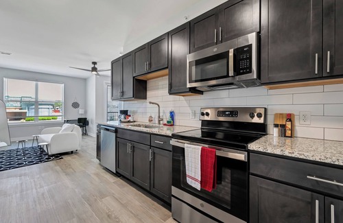 St. Peters Apartment | Bold 1317 I Studio I Free Parking I Pool I Gym