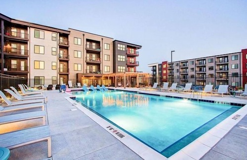 St. Peters Apartment | Bold 2202 I Parking I Pool I Gym I Parking