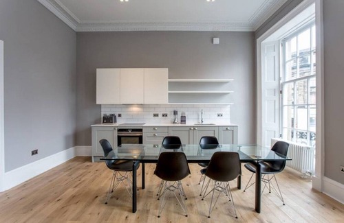 West End Apartment | Bold and Spacious Home near Haymarket Station