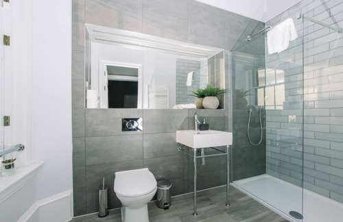 West End Apartment | Bold and Spacious Home near Haymarket Station