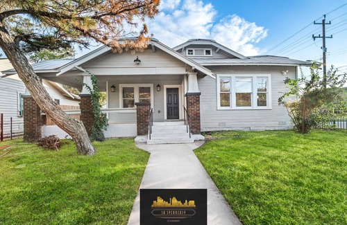Eastside Promise Neighborhood Cottage | Bold Bright 4br/3.5full Baths Near Riverwalk Dtown
