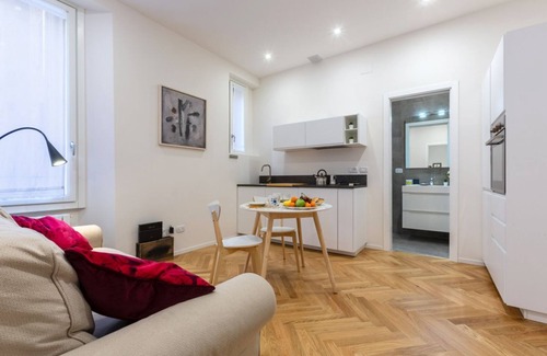 Historic Center Apartment | Bologna Piazza del Nettuno Apartment