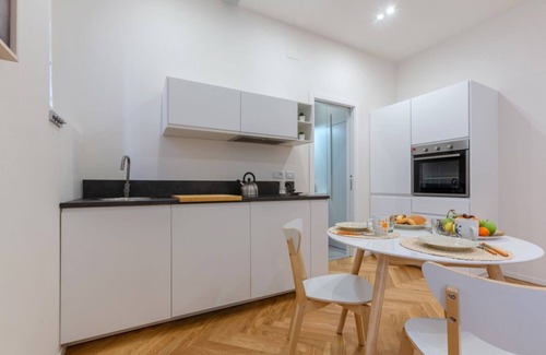 Historic Center Apartment | Bologna Piazza del Nettuno Apartment