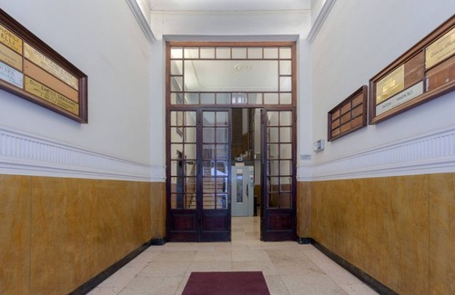 Historic Center Apartment | Bologna Piazza del Nettuno Apartment