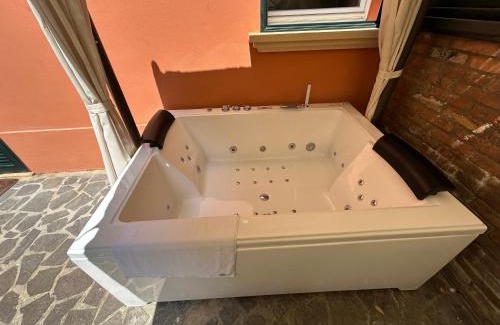 Historic Center House | BolognaRoomscom - Isaia Garden Private Garden Spa Bath