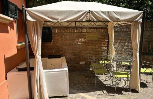 Historic Center House | BolognaRoomscom - Isaia Garden Private Garden Spa Bath