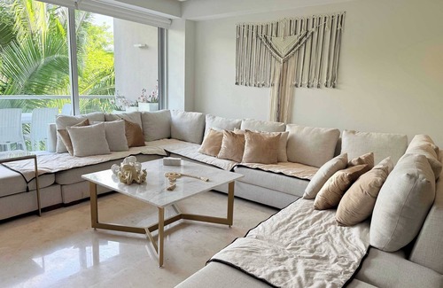 Emiliano Zapata Apartment | Bolongo 3BR your exclusive oceanfront escape