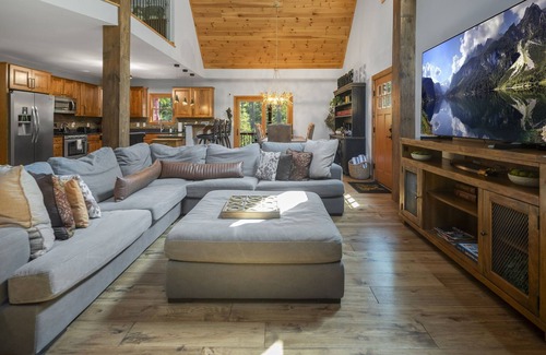 Bolton Landing House | Bolton Bear House|Dock Slip|Hot Tub|12 Beds|Pet Friendly|