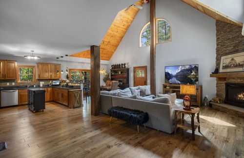 Bolton Landing House | Bolton Bear House|Dock Slip|Hot Tub|12 Beds|Pet Friendly|