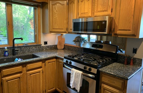 Bolton Landing House | BOLTON/NORTHWEST BAY LAKEFRONT HOME WITH PRIVATE BEACH