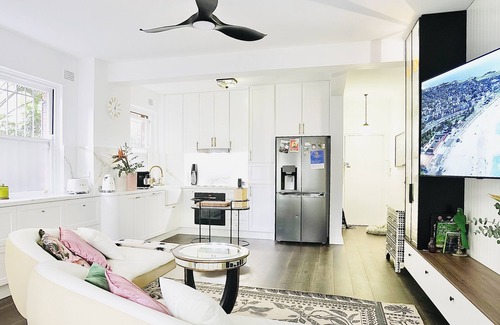Bondi Apartment | Bondi Beach - Stylish Art Deco 1-Bedroom Apartment. Pet Friendly