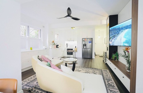 Bondi Apartment | Bondi Beach - Stylish Art Deco 1-Bedroom Apartment. Pet Friendly