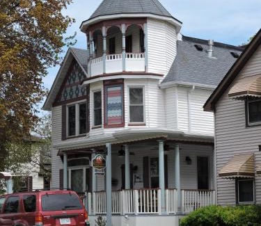 Amherstburg Bed & Breakfast | Bondy House Bed & Breakfast