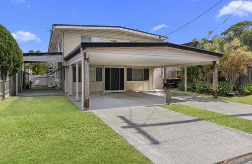 Bongaree House | Bongaree Beach House with Pool