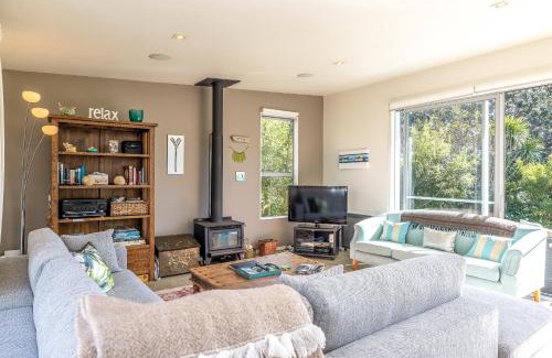 Surfdale House | Bonnie Doon, Kenney Point - Be My Guest Waiheke