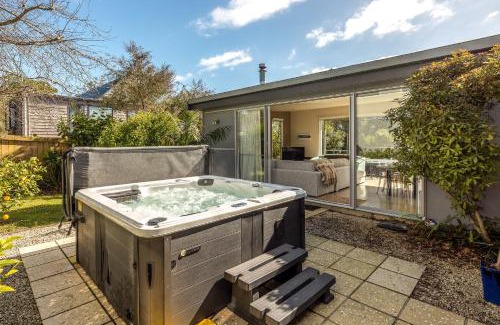 Surfdale House | Bonnie Doon, Kenney Point - Be My Guest Waiheke