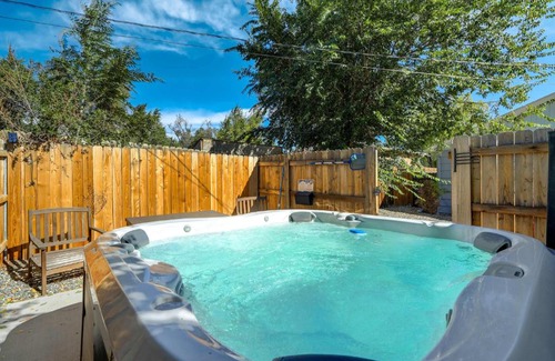 Central Colorado Springs Apartment | Bonny Beaut Basement Suite w Hot Tub & Fire Pit