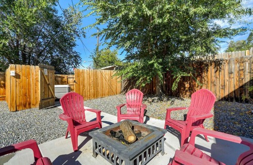 Central Colorado Springs Apartment | Bonny Beaut Basement Suite w Hot Tub & Fire Pit