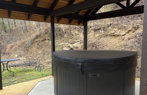 Heidelberg Cabin | Boo Bear - New luxury lakeside cabin with hot tub near Red River Gorge