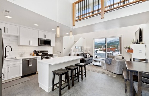 Whitefish Condo | Book a Festive Stay! Mountain View Quarry Home! Close to Downtown Whitefish!