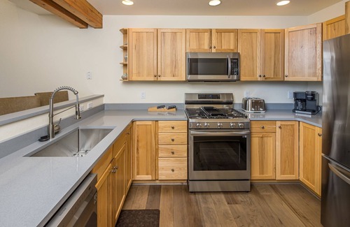 Saddle Ridge House | Book a Holiday Getaway Today! Ski-in, Ski-out Townhome with Private Hot Tub