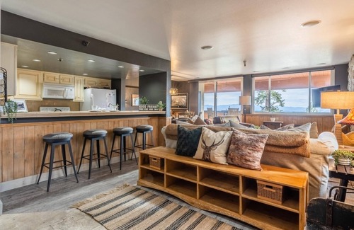 Mammoth Lakes House | Book a Summer Getaway Today! Townhome with Private Hot Tub and Incredible Views